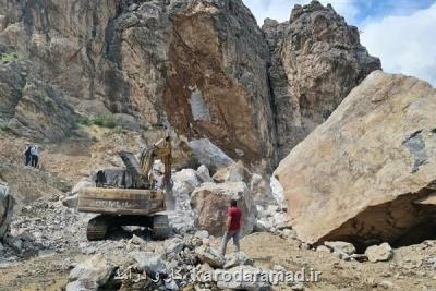 سقوط صخره در آزادراه تهران-شمال جان دو كارگر را گرفت